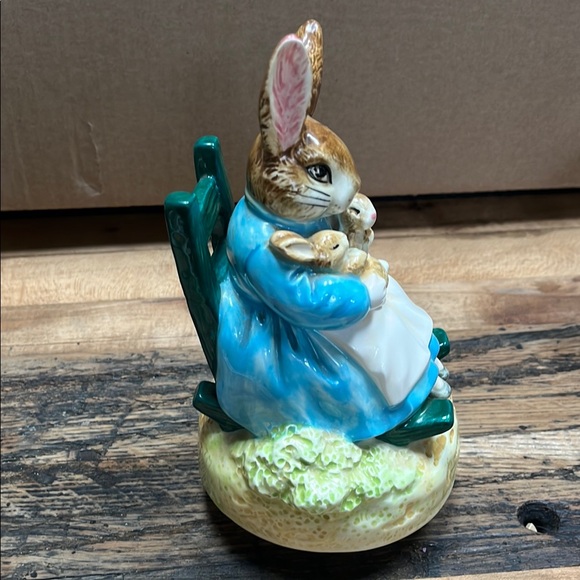 Beatrix Potter Mrs. Rabbit music box - Picture 3 of 6